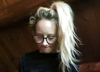 Blonde française en manque se fait baiser hard par une machine à goder