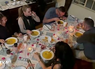 3 nanas aux gros seins baisée par deux acteurs porno chanceux