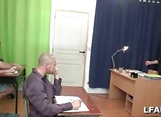 Etudiante se fait prendre en double dans une classe devant une prof perverse