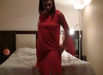 Brunette diablesse se déshabille et se trémousse