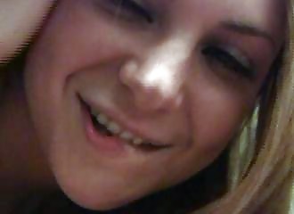 Beauté blonde aux gros seins et peau bronzée se fait sauter par son mec bedonnant sur le lit