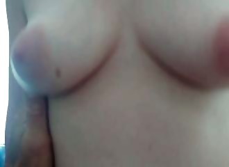 Amateur filme sa copine aux larges tétons le chevaucher