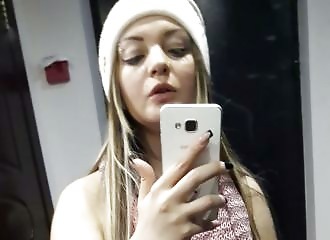 Nue sous son écharpe, cette blonde envoie un sexto épicé devant son miroir à son mec